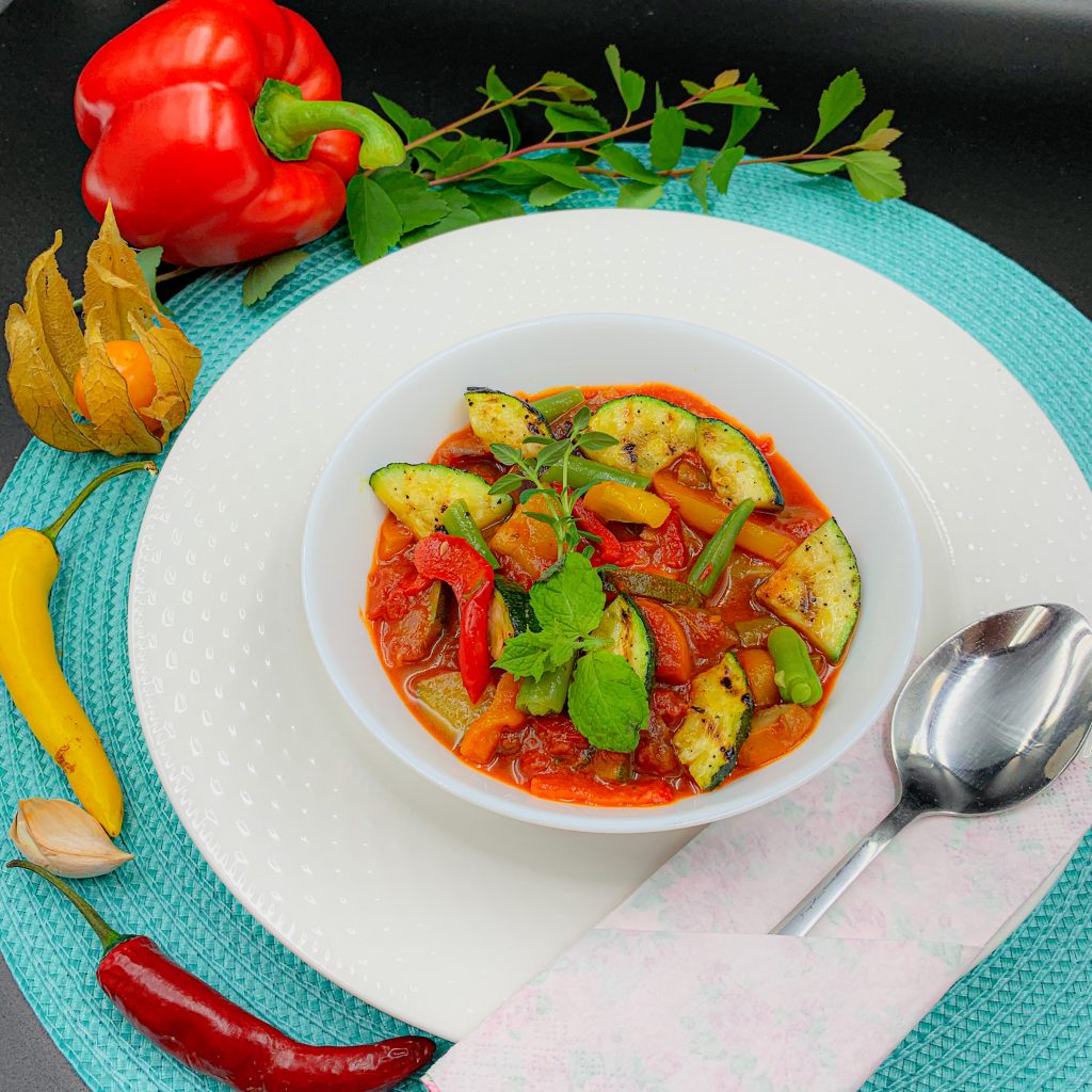 Leczo warzywne z kotletami z ciecierzycy Yummybox AT